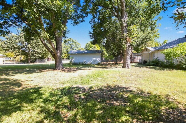Building Photo - "Adorable 2-Bedroom, 1-Bath in Home with Beautiful Oak Floors, Spacious Yard and Lawn Service Inc...