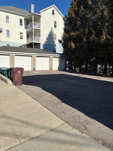 Building Photo - 408 Cass Ave