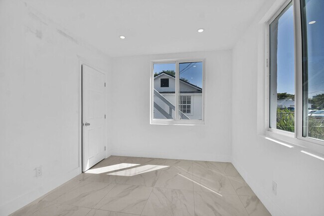 Building Photo - 3025 NW 8th Ave