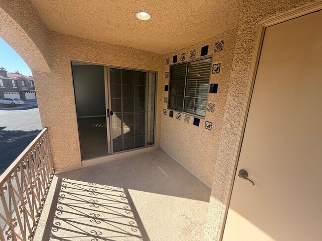 Building Photo - 2 bed / 2 bath Condo in Painted Desert Guard Gated Community