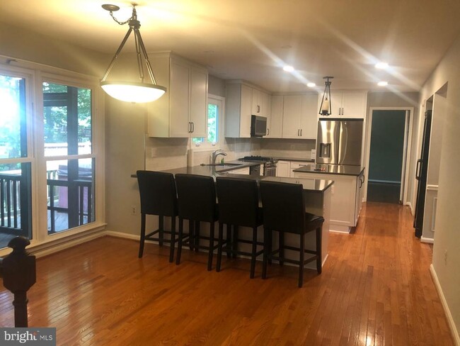 Building Photo - 8104 Overlake Ct