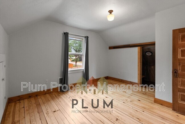 Building Photo - 208 Cedar St