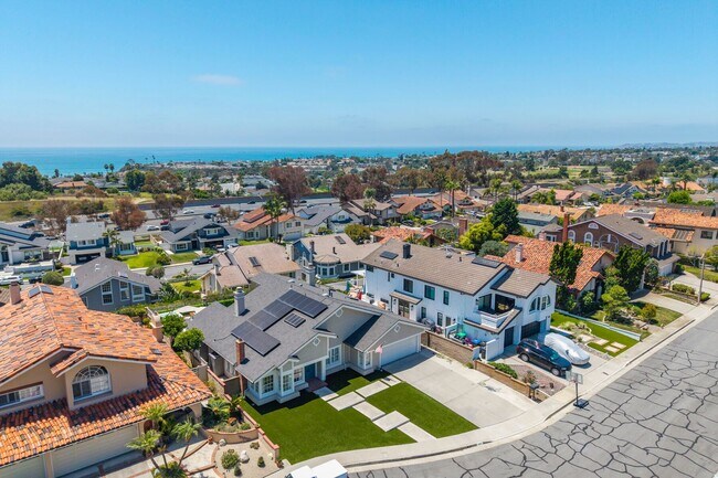 Building Photo - Experience Coastal Living at Its Finest in...