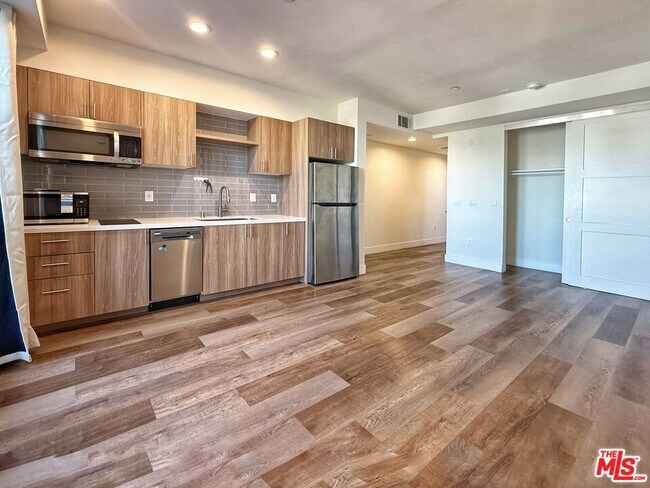 Building Photo - 723 S St Andrews Pl