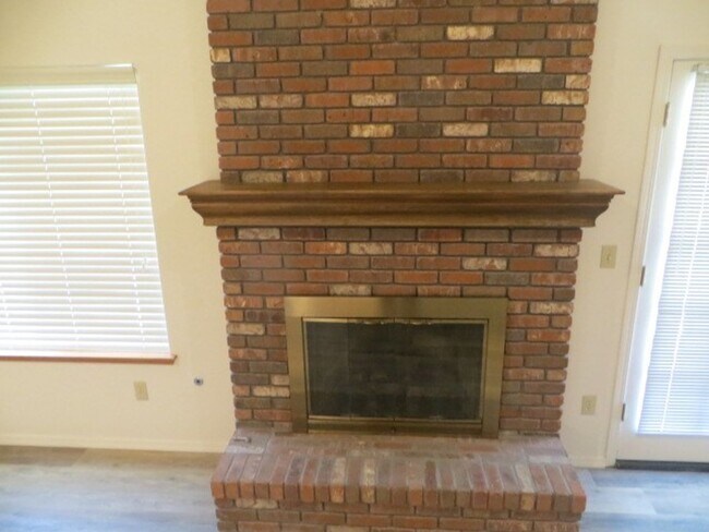 Building Photo - North Fresno Home, 3BR/2BA, Built 1989 - Lots of Amenities!