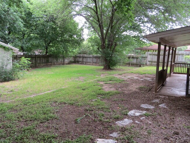 Building Photo - Welcome home to this adorable 3-bedroom, 2-bathroom house designed with comfort and style in mind!