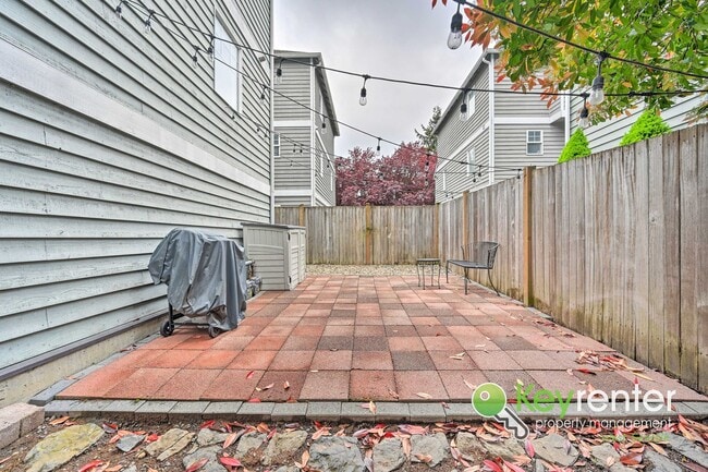 Building Photo - Beautifully Renovated 3 Bed Townhome in Prime North Seattle Location