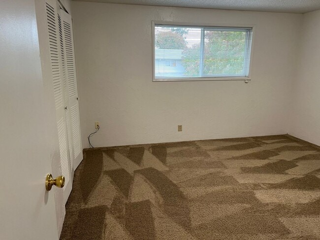 Building Photo - 2 bed 1 1/2 bath duplex in Springfield!