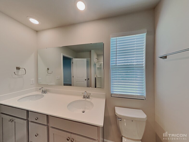 Building Photo - 1361 Woodhouse Dr