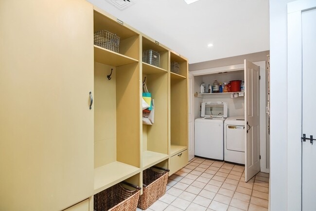 Building Photo - 144 Old Connecticut Path