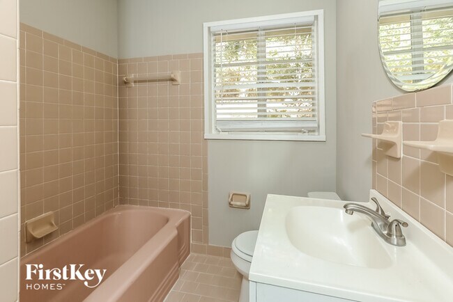 Building Photo - 3364 Valley Park Dr