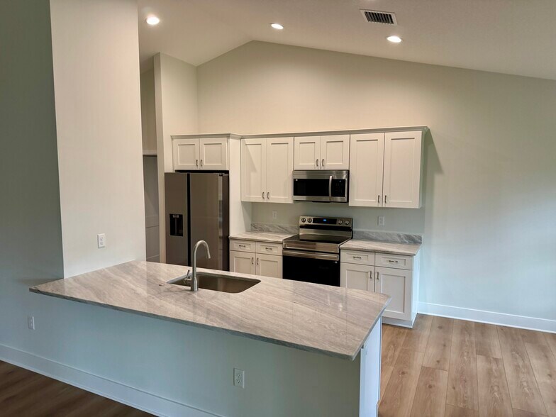 Building Photo - 737 Rolling Hill Dr
