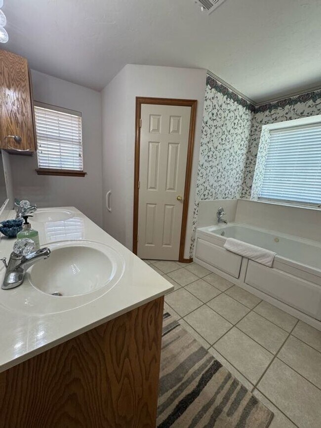 Building Photo - Fully Furnished, Short-Term Rental - (3) Bed/(2) Bath + Office! Pool Access!