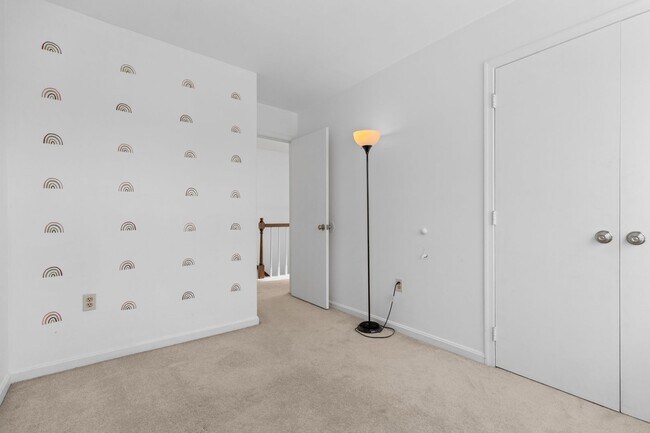 Building Photo - Beautifully maintained END UNIT townhouse in Robin meadows ready for your family to call home by ...