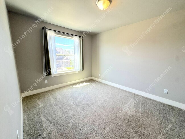 Building Photo - 4BR - 2.5 BA SE Bend home in great neighborhood with park and pool!