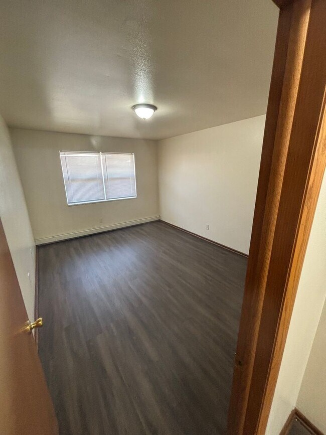 Building Photo - 5650 W Wahner Ave