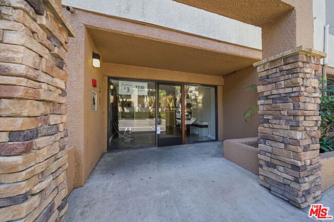 Building Photo - 5530 Owensmouth Ave