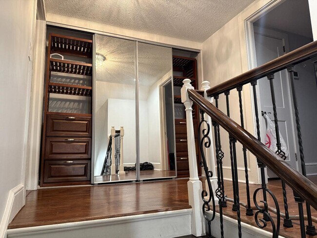 Building Photo - 146 E Park Dr