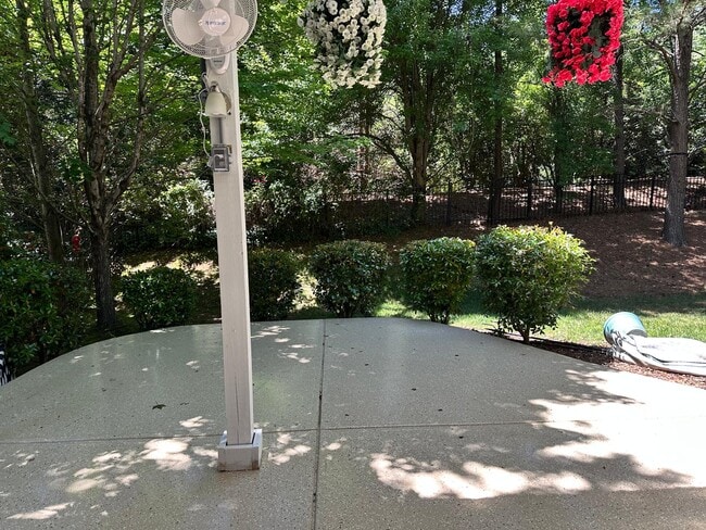 Building Photo - 10110 Paxton Run Rd