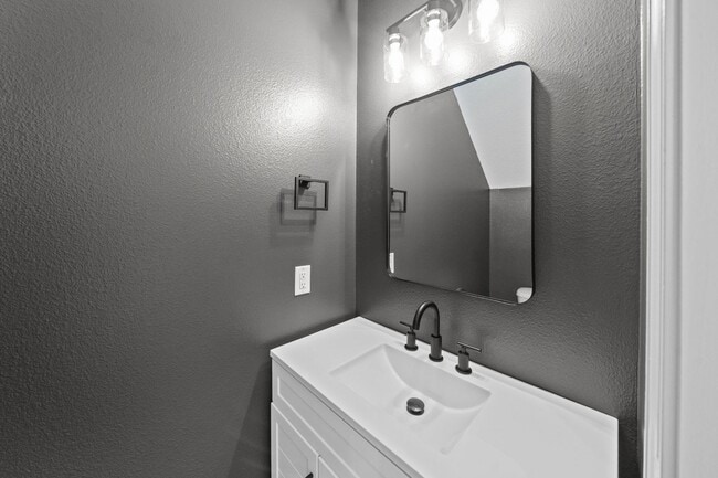 Building Photo - Thoughtfully Designed 4BR Home in The Commons with Open Floor Plan