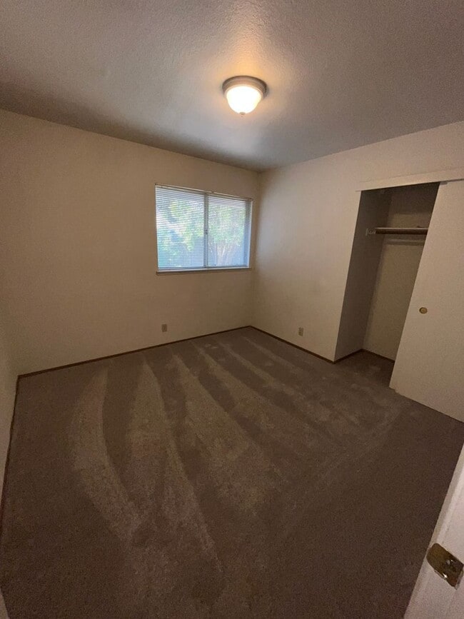 Building Photo - 4BR | 2BA | 1800SF | 2 Car Garage | Availa...