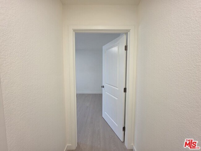 Building Photo - 912 N Ridgewood Pl