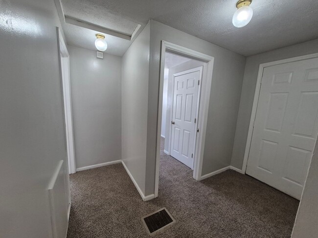 Building Photo - Cozy 2-bedroom house all one floor!