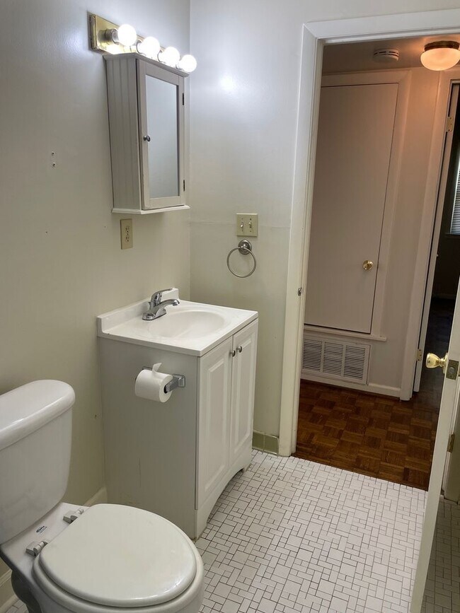 Building Photo - 3 bed 1 bath home in High Point!