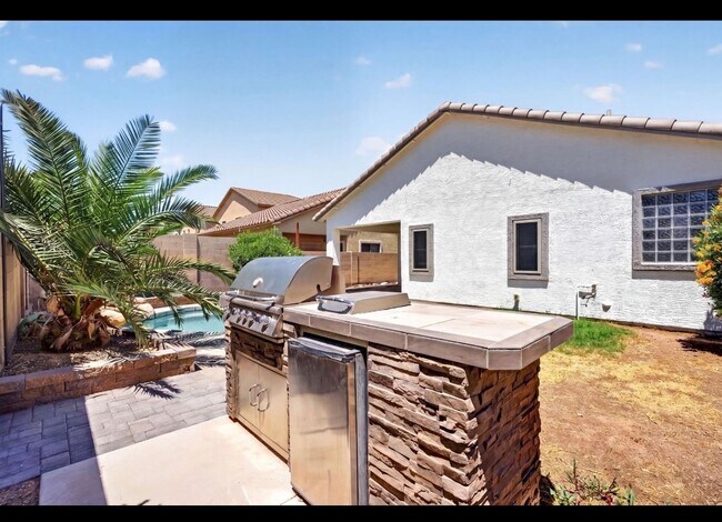 Building Photo - 697 W Oak Tree Ln