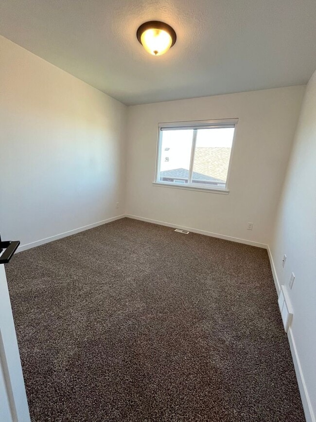 Building Photo - 4 Bed/3.5 Bath with 4 Stall Heated Garage!