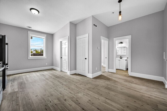 Building Photo - 318 S Locust St
