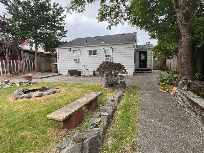 Building Photo - Cozy 2 Bedroom Home