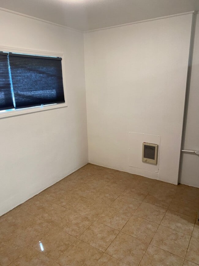 Building Photo - Fresh and bright!! 3 bedroom, 1 bath on la...