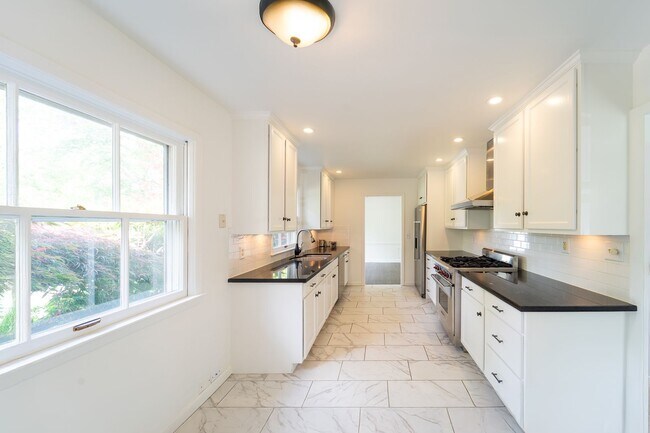 Building Photo - Newly Remodel Home in West Hills!