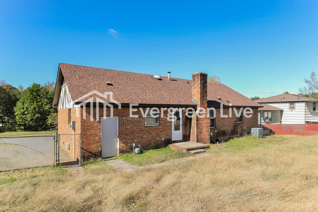 Building Photo - 1404 Larchmont Dr