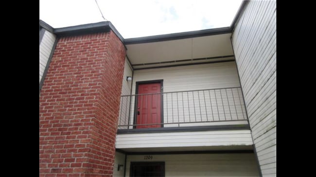 Building Photo - Clean and Bright 2 BR 2 BA Condo - Upstairs