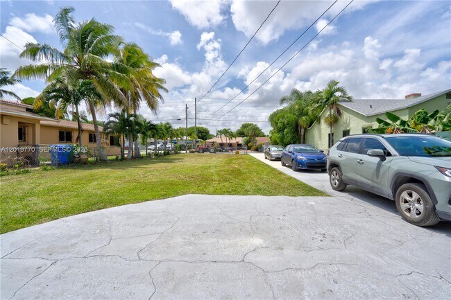 Building Photo - 227 SW 30th Ave