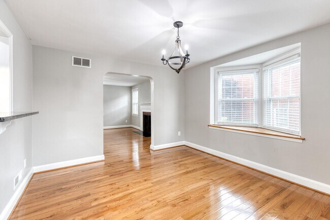 Building Photo - 1517 Dellsway Rd