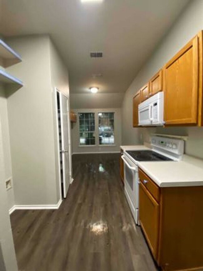 Building Photo - New flooring, ready to rent!