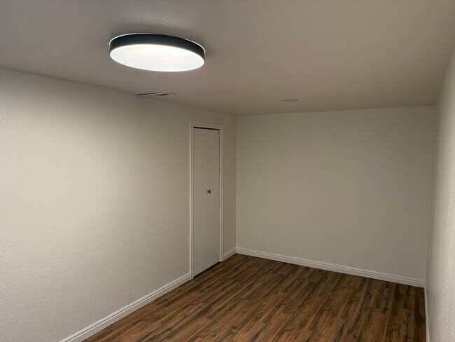 Building Photo - 948 Poinsettia Dr