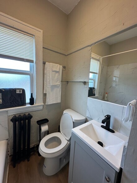 Building Photo - 1847 E 87th St