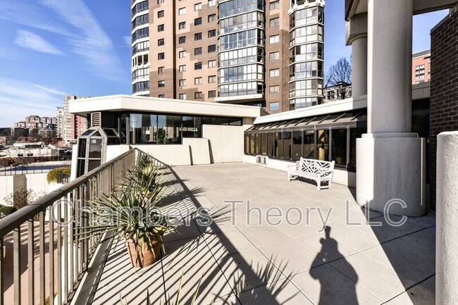 Building Photo - 1600 N Oak St
