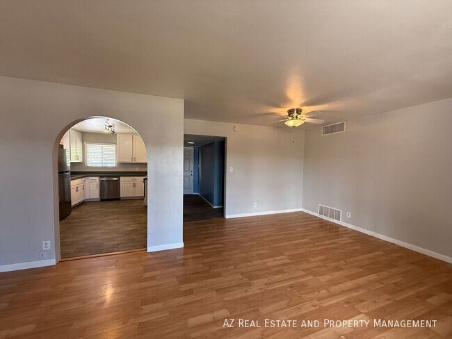 Building Photo - 1725 S Farmer Ave