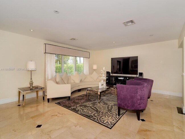 Building Photo - 3141 Hollywood Blvd