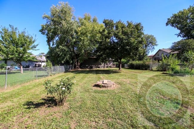 Building Photo - Comfortable 2 Bedroom/ 2 Bathroom/ 2 Car D...
