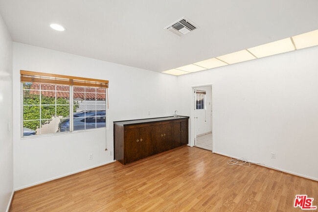 Building Photo - 312 S Maple Dr