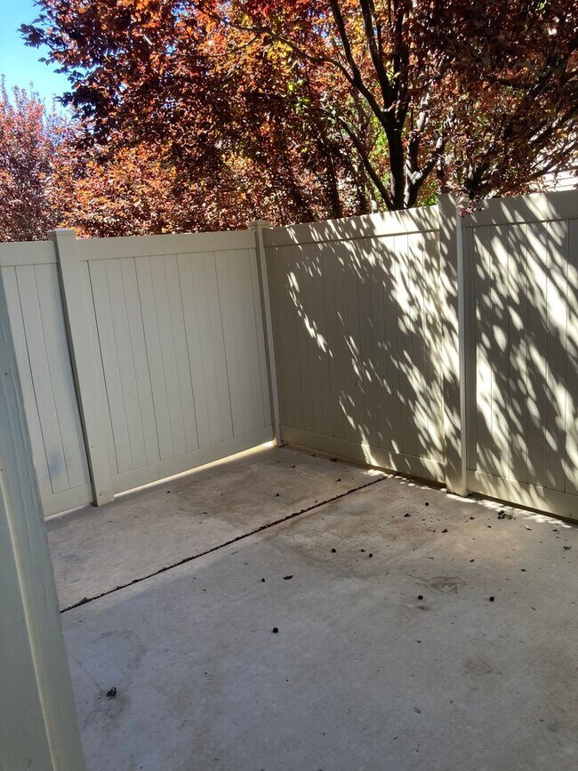Building Photo - Cedar Park Townhome