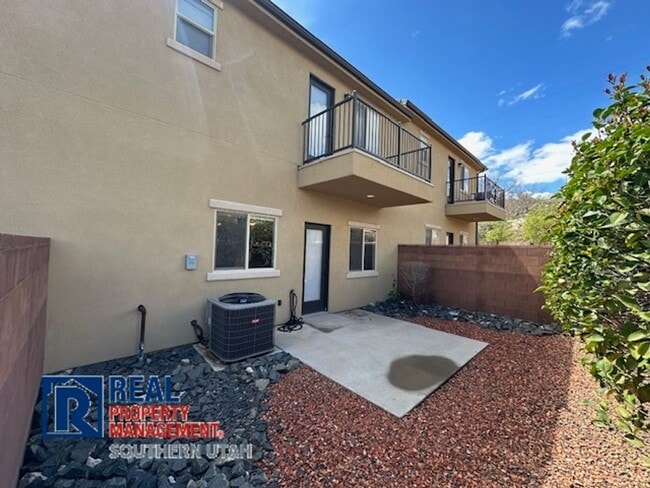 Building Photo - Washington Townhome