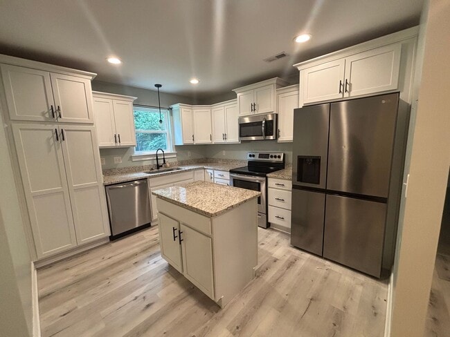 Building Photo - Newly Renovated & Move in ready
