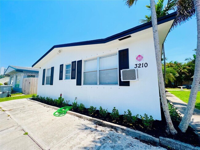 Building Photo - 3210 Canal Dr